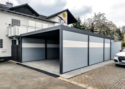 Flachdachcarport C600+ in Anthrazit mit Seitenwand in Silbergrau und Weiß mit Geräteraum