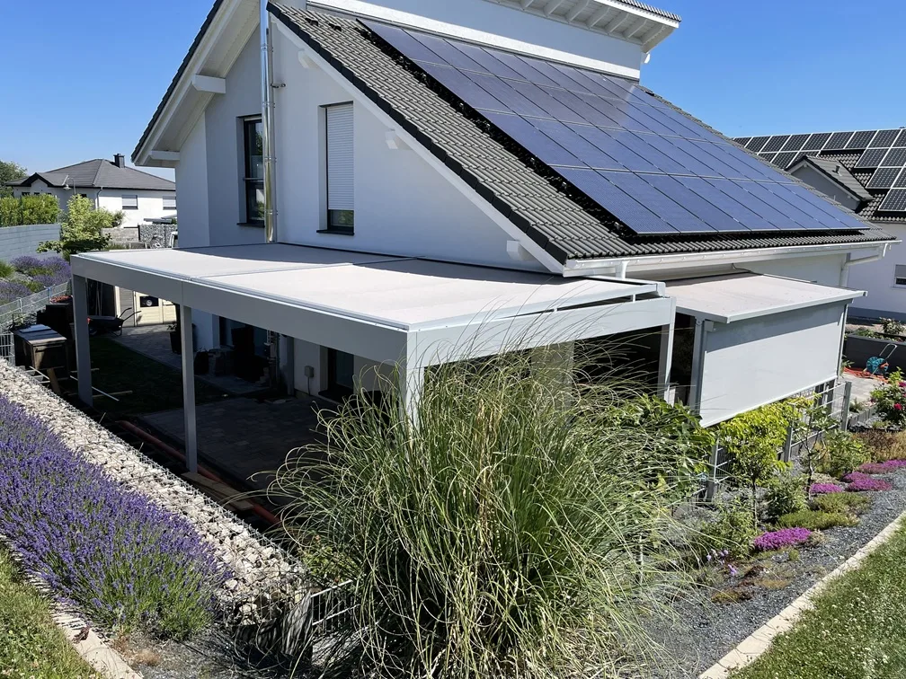 Terrassenueberdachung-mit-Aufdachmarkise-und-Senkrechtmarkise
